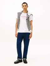 Remera de cuello redondo confeccionada en punto de algodón, con corte regular. Presenta un estampado gráfico con el logo de la marca y la inscripción 'New York City' en el pecho, además de un pequeño logo bordado en la manga.