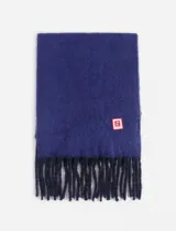 Bufanda larga de poliéster, color azul con flecos.