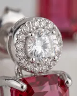 Caravanas de plata 925 con diseño colgante, compuestas por una base circular con circonias blancas y un cristal rectangular de color rojo.