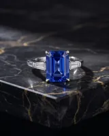 Anillo de plata 925 con piedra central de raíz de zafiro de corte rectangular y circonias en formato baguette a los costados.