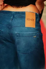 Jean de tiro medio, corte oversize y pierna ancha, con efecto degradado de azul oscuro a celeste claro. Confeccionado en denim 100% algodón, presenta badana de PU y avíos metálicos.