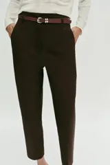 Pantalón tobillero de tiro medio, color azul marino, con bolsillos delanteros y cierre frontal con cremallera, botón y gancho. Incluye un cinturón fino de color marrón con hebilla metálica.