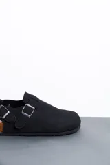 Sandalias cerradas color negro con tiras ajustables con hebillas metálicas y tira trasera. Suela de corcho y goma.