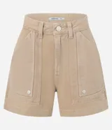 Short mom de tiro alto confeccionado en sarga de algodón, con diseño de bolsillos tipo carpintero en la parte frontal, cierre de botón y cremallera, y trabillas en la cintura.