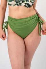 Bombacha de bikini verde oliva, de tiro alto con frunce regulable en los costados.