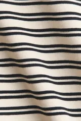 Remera de algodón con cuello redondo ribeteado y diseño a rayas horizontales finas.