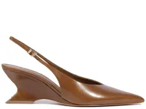 Zapato de tacón Schutz modelo Siena, color marrón tostado, con diseño destalonado, punta fina y tacón geométrico.