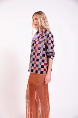 Camisa de manga larga confeccionada en terciopelo con diseño de cuadros multicolor en tonos verdes, marrones y rojizos, con botones de nácar.