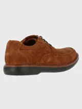 Zapato de estilo casual confeccionado en cuero gamuzado color marrón, con cierre de cordones y suela de goma EVA negra. Presenta costuras reforzadas en la puntera y detalle de logo grabado en el lateral.