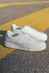 Championes deportivos Pdk Smasher color blanco, de diseño urbano con suela plataforma y perforaciones en la puntera.