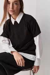 Remera de manga corta color negro, con cuello redondo y calce relajado, confeccionada en tejido suave con elastano.