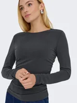 Top de manga larga con cuello redondo, confeccionado en jersey suave. Presenta un diseño ajustado con detalle de frunces laterales que crean un efecto drapeado en el frente.