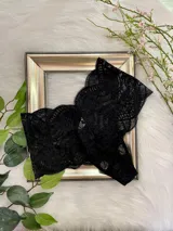 Bombacha hipster de encaje negro con forro de algodón.