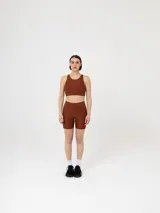 Short tipo biker de tiro alto, confeccionado en tela técnica elástica de acabado satinado.