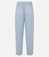 Pantalón celeste de corte recto, confeccionado en tejido de lino y viscosa. Presenta cintura elástica con lazo ajustable, bolsillos laterales y pliegues frontales.