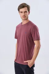 Remera lisa de manga corta y cuello redondo, color gris oscuro, de calce cómodo con pequeño logo bordado en el pecho.