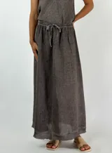 Pollera larga color marrón de lino con elástico en la cintura.