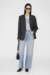 Remera gris de algodón con cuello redondo y estampado con letras negras.