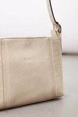 Cartera bandolera de cuero color negro, de diseño estructurado con panel central liso y laterales con textura efecto croco. Cuenta con correas ajustables y costuras a contratono.