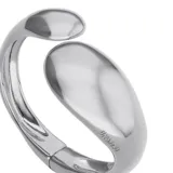 Pulsera rígida de aleación de metales bañada en plata, con diseño abierto y una gota en cada extremo.