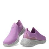 Championes Umbro de estilo slip-on, confeccionados en tejido de punto transpirable color lila. Presentan un diseño sin cordones con suela de goma blanca y logo de la marca aplicado en el lateral.