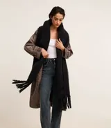 Bufanda larga de fleece color negro, con flecos en los extremos y etiqueta con lettering "I'm Cold".