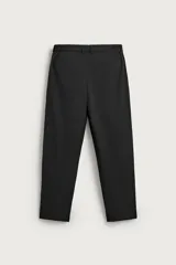 Pantalón regular fit color negro de corte recto, con cintura elástica en los laterales, trabillas, bolsillos frontales y cierre con botón y cremallera.