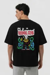 Remera negra de corte estándar con estampa gráfica colorida en la espalda que presenta un personaje con cabeza amarilla, rodeado de elementos abstractos y el texto 'Vernal Club'.
