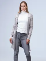 Cárdigan largo tejido color gris con estampado a cuadros y bolsillos delanteros.