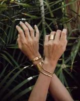 Anillo ancho de alpaca con textura irregular.