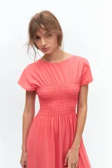 Vestido midi celeste con cuello redondo, mangas cortas y cintura elastizada con punto panal.