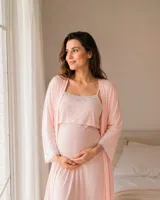 Bata rosada de algodón con fibras de bambú, manga larga con detalles de encaje blanco en los puños, escote en V y lazo ajustable en la cintura.