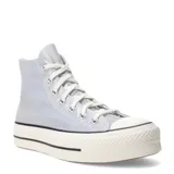 Championes Converse Ctas Lift Hi de lona brillante con acabado metalizado plateado, diseño de caña alta, plataforma y cordones blancos.