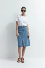 Falda midi de jean celeste con abertura frontal.