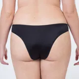 Bombacha de bikini tiro bajo/medio, color negro, confeccionada con tela que contiene fibra LYCRA® y frente de puntilla elastizada.