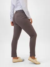 Pantalón de vestir azul marino, de corte slim, tiro alto, de gabardina elastizada. Detalle en V en zona de pretina trasera. Bolsillos traseros falsos y terminación de cortes en el bajo.