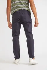 Pantalón de gabardina para hombre, de corte regular, con cierre y botón, cinco bolsillos y pasacinto.