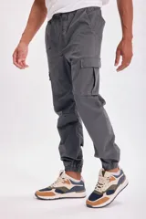 Pantalón cargo estilo jogger color gris oscuro, con bolsillos laterales tipo cargo y puños elásticos en los tobillos. Confeccionado con elastano para mayor comodidad y ajuste.