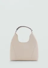 Bolso de hombro color crema, de tamaño mediano, con asa corta metálica plateada y cierre de botón magnético. Confeccionado en piel bovina con forro interior de algodón.