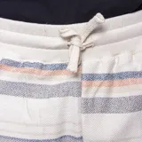 Short de gabardina O'Neill modelo Bavaro Stripe de diseño a rayas horizontales en tonos beige, gris y naranja, con bolsillos laterales y parche de la marca en el bajo.