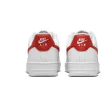 Championes Nike Air Force 1 de corte bajo, color blanco con detalles en textura de piel de serpiente en tono bronce en el swoosh lateral y en el talón.