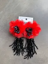 Aros colgantes con forma de flor roja de tela y mostacillas negras.