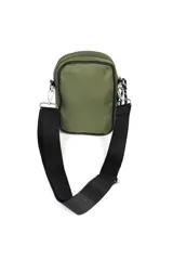 Bandolera porta celular color verde militar, con correa de cinta negra regulable. Presenta un bolsillo frontal con cierre y diseño acolchado con pespuntes verticales.