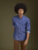 Camisa azul de manga larga con bolsillo en el pecho.