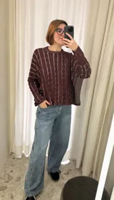 Jean de corte amplio y silueta holgada, con diseño de costuras curvas en el frente y acabado en tono celeste lavado.