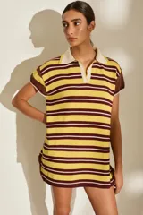 Vestido tipo polo corto tejido de punto, con diseño de rayas horizontales en tonos rojo, marrón y blanco, cuello y escote V en color tostado, y mangas cortas holgadas.