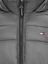 Campera puffer acolchada Tommy Hilfiger de color gris con capucha ajustable, cierre frontal de cremallera, bolsillos laterales con cierre y logo bordado en el pecho.