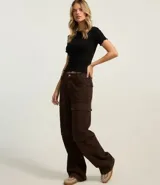 Blusa básica de manga corta, cuello redondo y textura sutil, confeccionada en viscosa con elastano. El bajo de la prenda es ondulado.