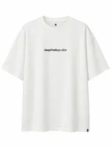 Remera oversize de color blanco, confeccionada en algodón, con cuello redondo y mangas cortas. Presenta un pequeño estampado tipográfico en el centro del pecho con la frase "KeepTheBuzz Alive".