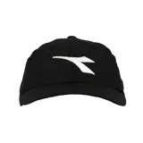 Gorra negra con logo de Diadora bordado en blanco en el frente.